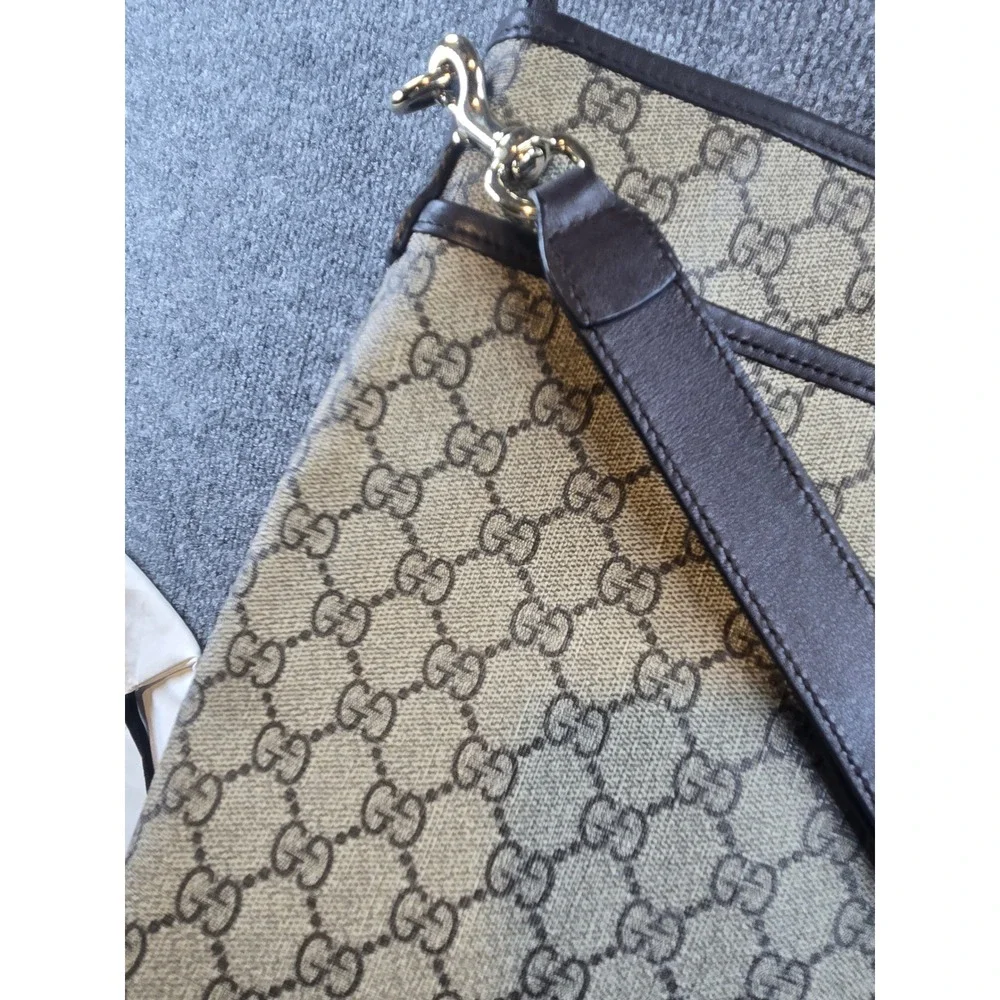 Gucci GG Supreme Canvas Messenger Bag Brown Crossbody 388924 Authentic